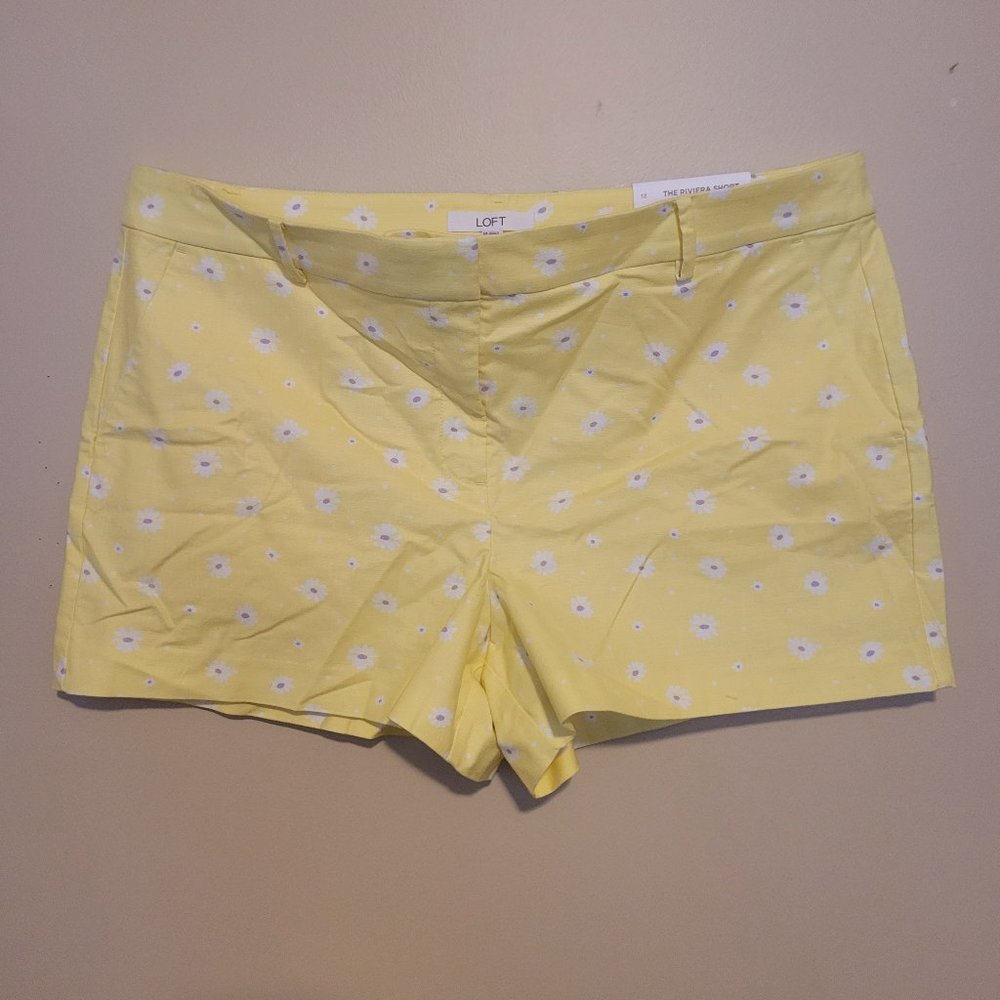 YELLOW SHORTS WITH DAISY